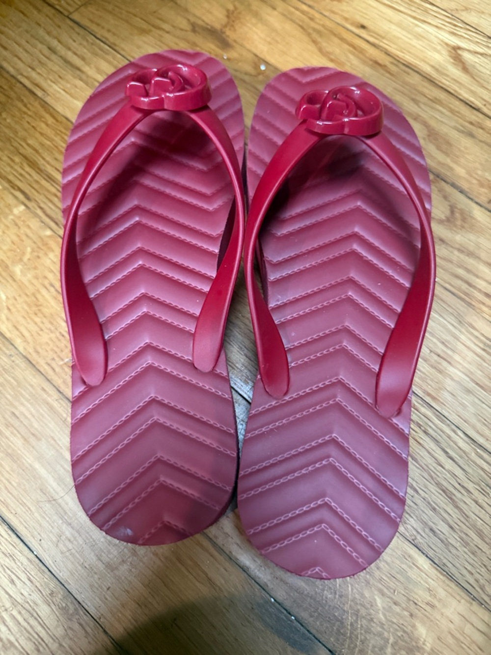 Gucci Red Women's Logo chevron Thong Sandals - Picture 2 of 9